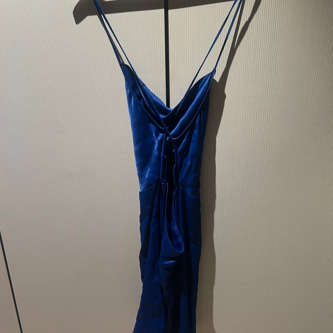 Blå satin klänning med tunna axelband - 1