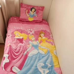 Påslakan och kuddfodral  - Storlek på påslakan är 140x210 också på kuddfodralet är det 50x55, alltså standard storlek! Det finns två exakt likadan par av denna, båda säljs för 100kr.