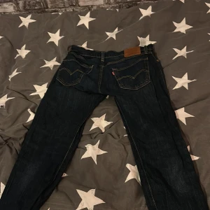 Levi's 502 jeans mörkblå herr - Säljer ett par mörkblå Levi's 502 jeans med klassisk femficksdesign och snygga kontrastsömmar. Byxorna har normal passform och är tillverkade i slitstarkt denim. Perfekta för dig som gillar en tidlös jeansstil.