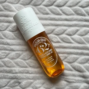 Brazilian Crush 62” - En stor parfymmist från Sol de Janeiro i doften Brazilian Crush Cheirosa 62. Doften har inslag av pistage och saltad karamell. Volymen är 240 ml, använd fåtal gånger🧡nypris är 469 kr
