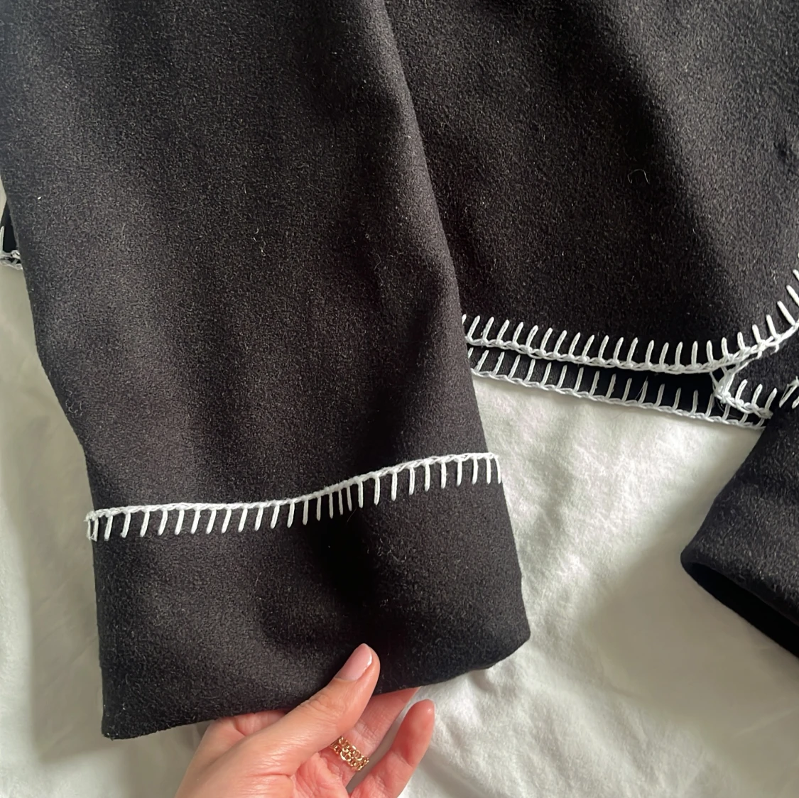 Svart kofta med vita sömmar från Gina Tricot - 3