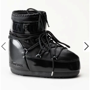 Svarta Moon Boots  - Säljer ett par svarta Moon Boots med glansiga inslag. Skorna är i storlek 39/41 och då alltså något för stora för mig, därav säljer jag dem. Köpta i julas. Testade en gång och är därav i nyskick. Passar perfekt i vinter. Nypris : 2499kr🥰