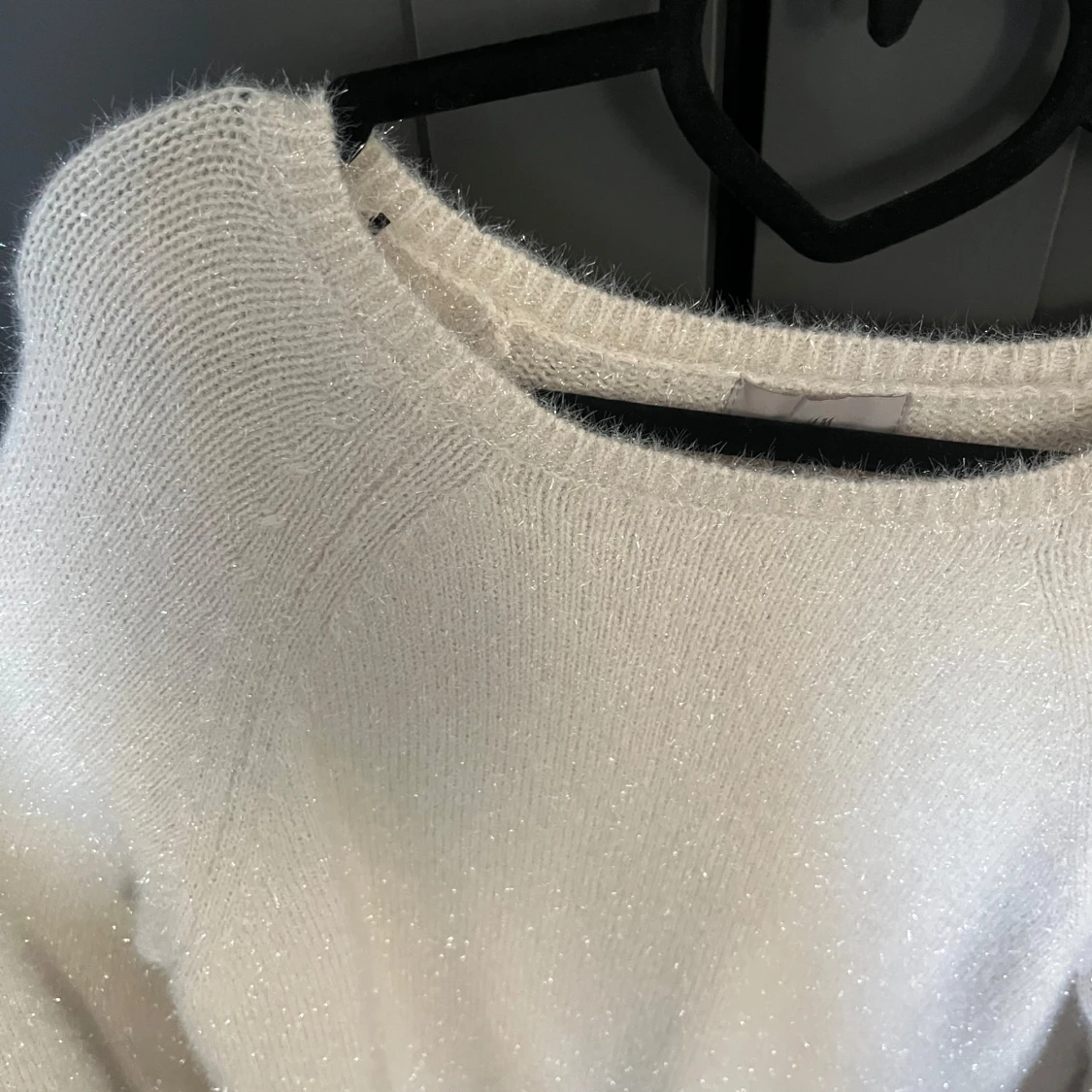 Vit stickad tröja med glittriga detaljer - 1