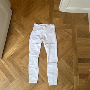 Lululemon tights - Vita tights från Lululemon i storlek 6 (motsvarar typ storlek XS/S). Inte använda så mycket!❤️