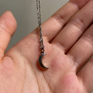 Halsband måne silver - Säljer ett fint halsband med månhänge i silverfärg. Säljer pga inte använder längre💕