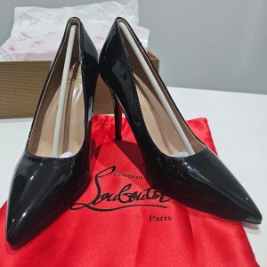 Svarta lackpumps från Christian Louboutin - Säljer ett par ikoniska svarta pumps i lack från Christian Louboutin med klassisk röd sula. Skorna har spetsig tå och hög klack, perfekta för att lyfta vilken outfit som helst.