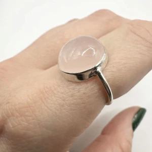 Självklart! Här är en längre rubrik som passar tonen och Plickformatet:Handgjord silverring med rosenkvarts – ädelsten för kärlek & balans - Vacker handgjord ring med en cabochonslipad rosenkvarts infattad i silverpläterad stomme. Den mjukt skimrande stenen bär på en subtil rosa ton och symboliserar lugn, självkärlek och emotionell balans.  Designen är stilren men har tydlig närvaro – perfekt både som vardagsfavorit och som en vacker detalj till fest.  Storlek: ca 18 mm i innerdiameter (motsvarar ca storlek 17,5/18). Material: Silverplätering och äkta rosenkvarts. Skick: Oanvänd. Handgjord och därmed unik i sitt slag.  