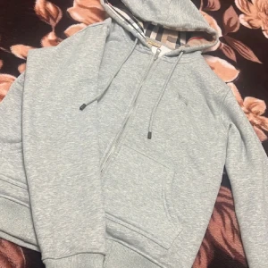  hoodie Burberry - Säljer min bruberry hoodie för den passar inte längre. Den har inga skador eller något. Den passar perfekt in för sommaren☀️🌞