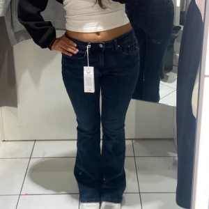 Bootcut jeans - Jeans från Gina tricot, jättefin blå färg och är i gott skick