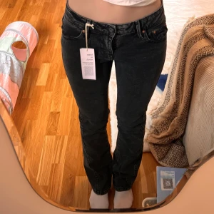 Svarta twisted bootcut jeans - Säljer ett par svarta twisted bootcut jeans med snygg tvätt. Jeansen har en normal passform upptill och utsvängda ben. Aldrig använda