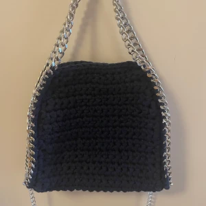 Mörkblå Stella McCartney liknande väska - Mörkblå handgjord väska med silver kedja. Virkad noggrant och väldigt rymlig. Så fin till alla tillfällen! 💙💙
