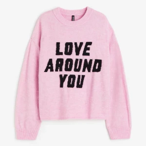 Rosa stickad tröja med text - Mysig rosa stickad tröja med svart texten 'LOVE AROUND YOU' framtill. Tröjan har rund halsringning och långa ärmar. Det går att diskutera priset💗💗