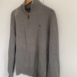 Ralph Lauren stickad zip tröja - Säljer en grå stickad tröja från Polo Ralph Lauren. Den är jätteskön och superfin. Det är storlek M men passar S. Hör av er vid funderingar.😊 