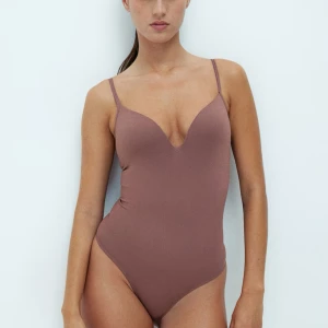 Biege body string H&M - Jättepopulär och slutsåld biege body från H&M. Aldrig använd. Helt nyskick. Sitter jättefint på kroppen. Så fin!!!