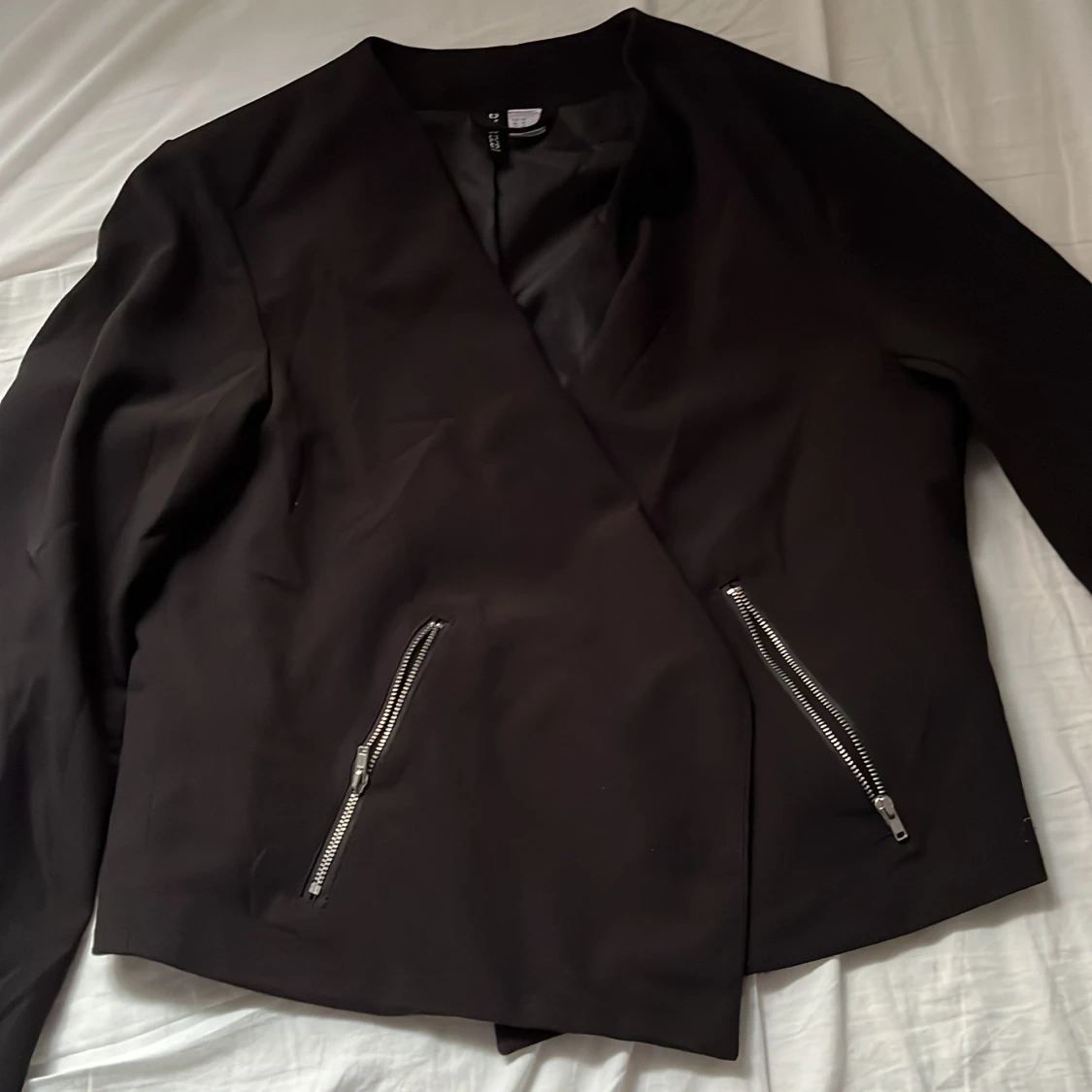 Svart kavaj med dragkedjor