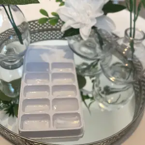 Säljer ett set med genomskinliga polygel nagel formar i olika storlekar, förpackade i en vit plastask med tio fack. Perfekt för att skapa egna nageldesigner hemma. Naglarna är långa och har en naturlig form. Man lägger en klick pilt gel på antingen nageln eller i formen och sedan pressar och har den under nagel lampa så får du perfekta naglar❤️❤️ några som fattas så säljer för 20kr, formarna går att återvända, pris kan diskuteras🥰