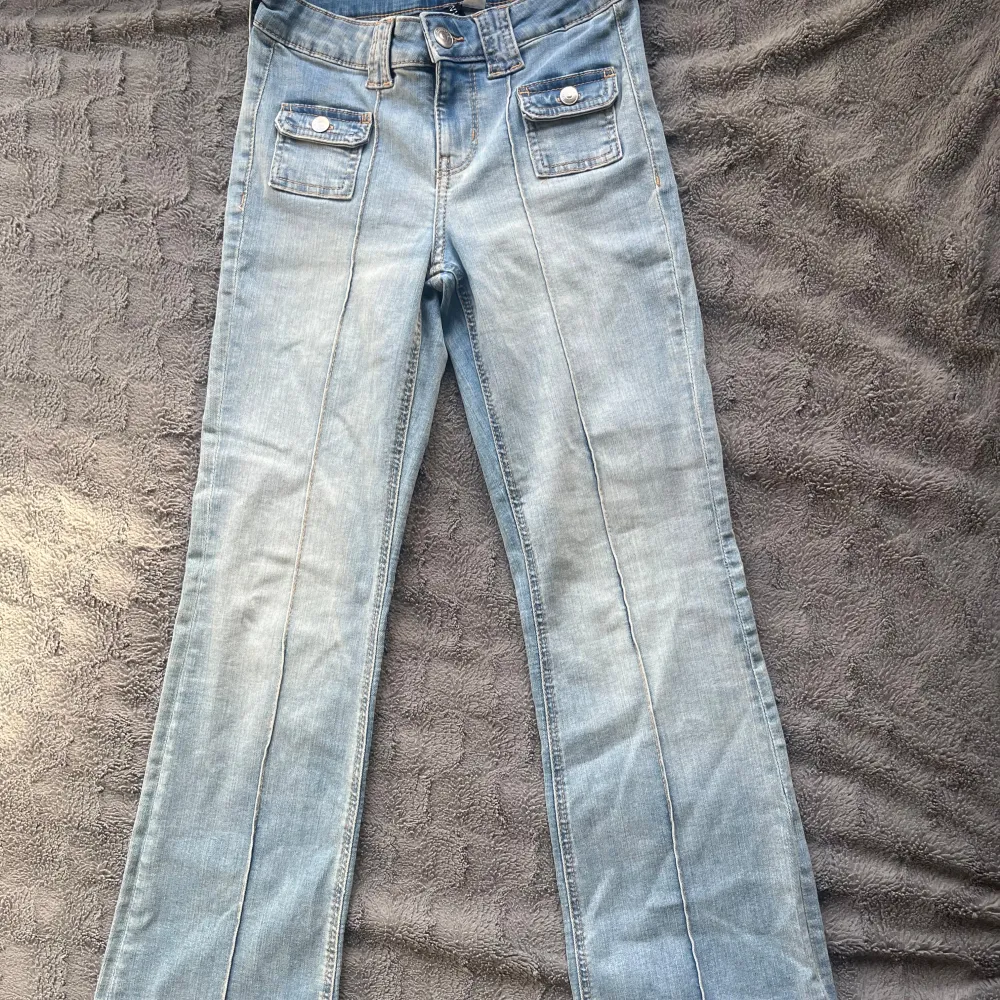 Super cute low rise flared jeans size 36/S!. Farkut & Housut.