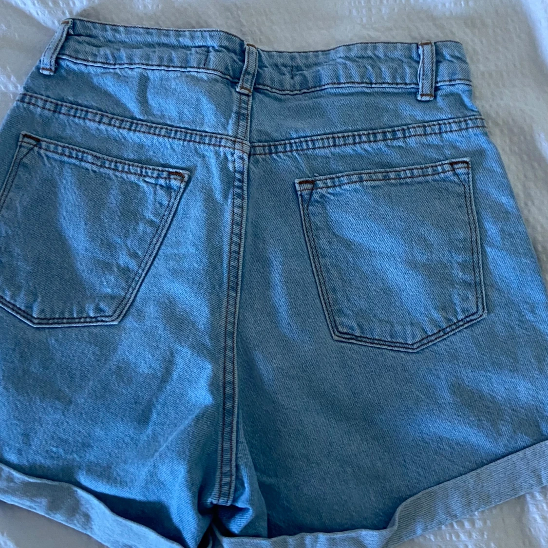Ljusblå jeansshorts med hög midja - 1