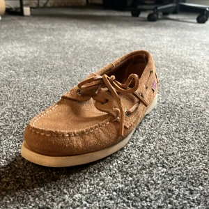 Sebago dockslides - Säljer ett par riktigt fräsha sebago dock slides. Liten defekt på undersidan som kan ses på bild 4. Inte andvända jättemycket. Nypris 1200