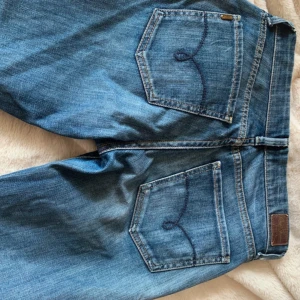 Blå jeans från Pepe Jeans - low waist vintage pepe jeans w27 l32 innerbenslängden är 77cm tveka inte på att skriva vid frågor