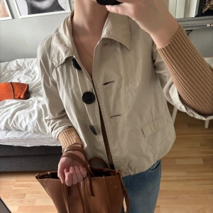 Trekvartsärmad jacka  - Sååå snygg beige Trekvartsärmad trenchcoat. Gör verkligen en enkel outfit snygg!! Perfekt till våren💕💕💗