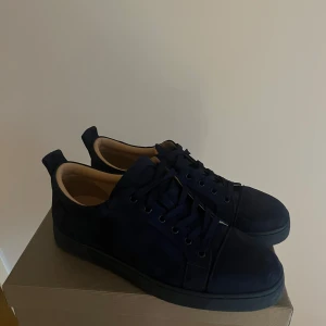 Loubs blå storlek 45 - Här är ett par feta blåa loubs i storleken 45. Har knappt använt de men skicket är väll en stabil 8/10. Kan skicka fler bilder på de. För mer info eller bilder är det bara att höra av sig. Pris kan diskuteras vid snabb affär! 