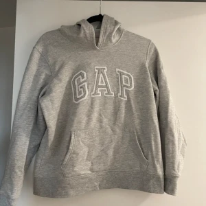 GAP Hoodie - Hoodie ifrån GAP. Storlek S. Inget fel på den. Väldigt skönt material både in och utvändigt. Knappt använd. 🌸