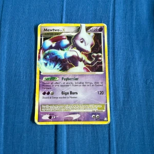 Mewtwo LV.X - Samlarkort från Pokémon TCG med den legendariska Mewtwo i LV.X-version. Perfekt för dig som älskar Pokémon och vill stärka din samling med en kraftfull och ikonisk karaktär. Ett väldigt sökt kort av många samlare! Vid intresse, tveka inte på att höra av er! Vid minsta fundering eller prisförslag, tveka inte på att höra av er!