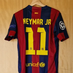 Neymar Jr fotbollströja Barcelona 14-15. Helt ny med tag. Storlek:  - Neymar Jr Barcelona repIika fotbollströja 14-15. Helt my med tag. Storlek: Medium