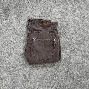 Bruna manchesterbyxor med raka ben - Snygga bruna manchesterbyxor med klassisk femficksdesign och raka ben. Byxorna har normal passform och är tillverkade i mjuk manchester som ger en retrovibe. Perfekta för dig som gillar en avslappnad men ändå stilren look.