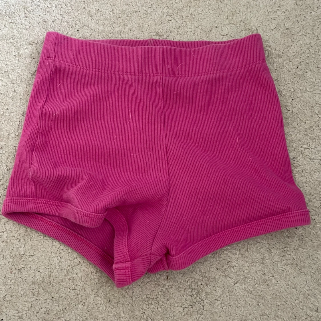 Rosa ribbade shorts från Zara