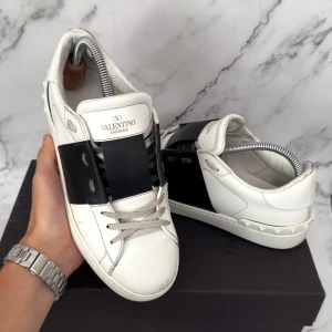 Valentino Open | 41 - Valentino Open Sneakers | Grymt skick! | Original box, dustbag samt extra skosnören ingår! | Storlek 40.5 men passar 41 | INGA BYTEN | Fraktar spårbart eller möts upp i Täby