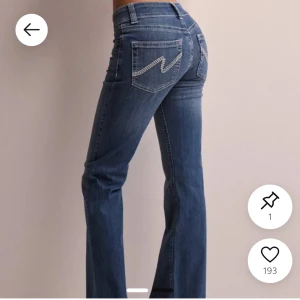 Blå bootcut jeans med broderade fickor - Snygga blå bootcut jeans med broderade detaljer på bakfickorna. Storlek 34