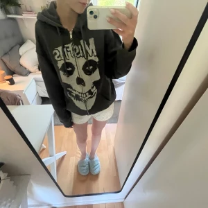 Grå zip hoodie med tryck - Cool grå ziphoode med tryck från hm💖 hoodien är oversized 
