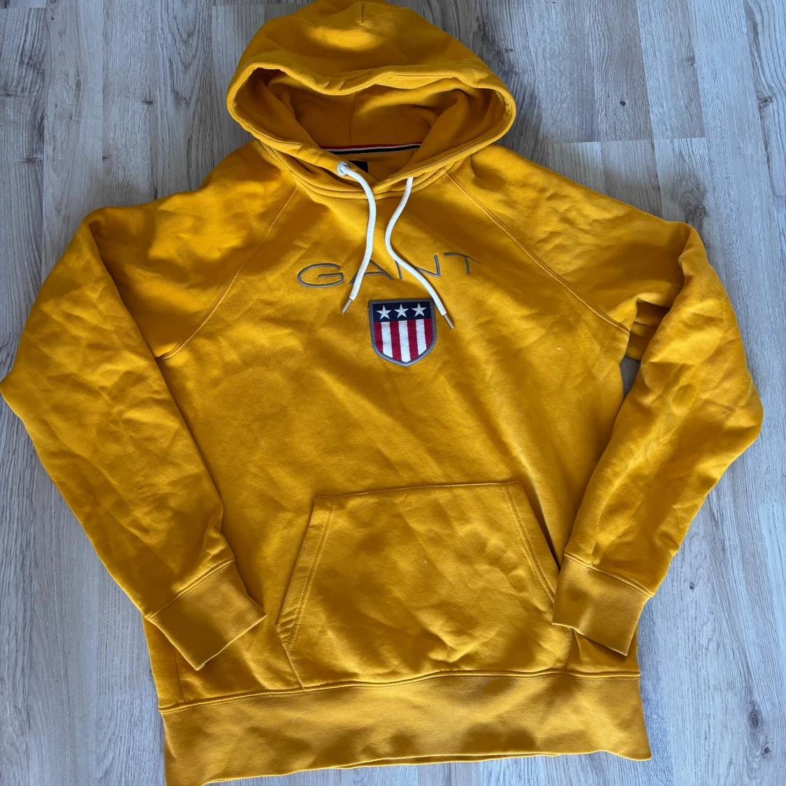 Gul hoodie från GANT med brodyr