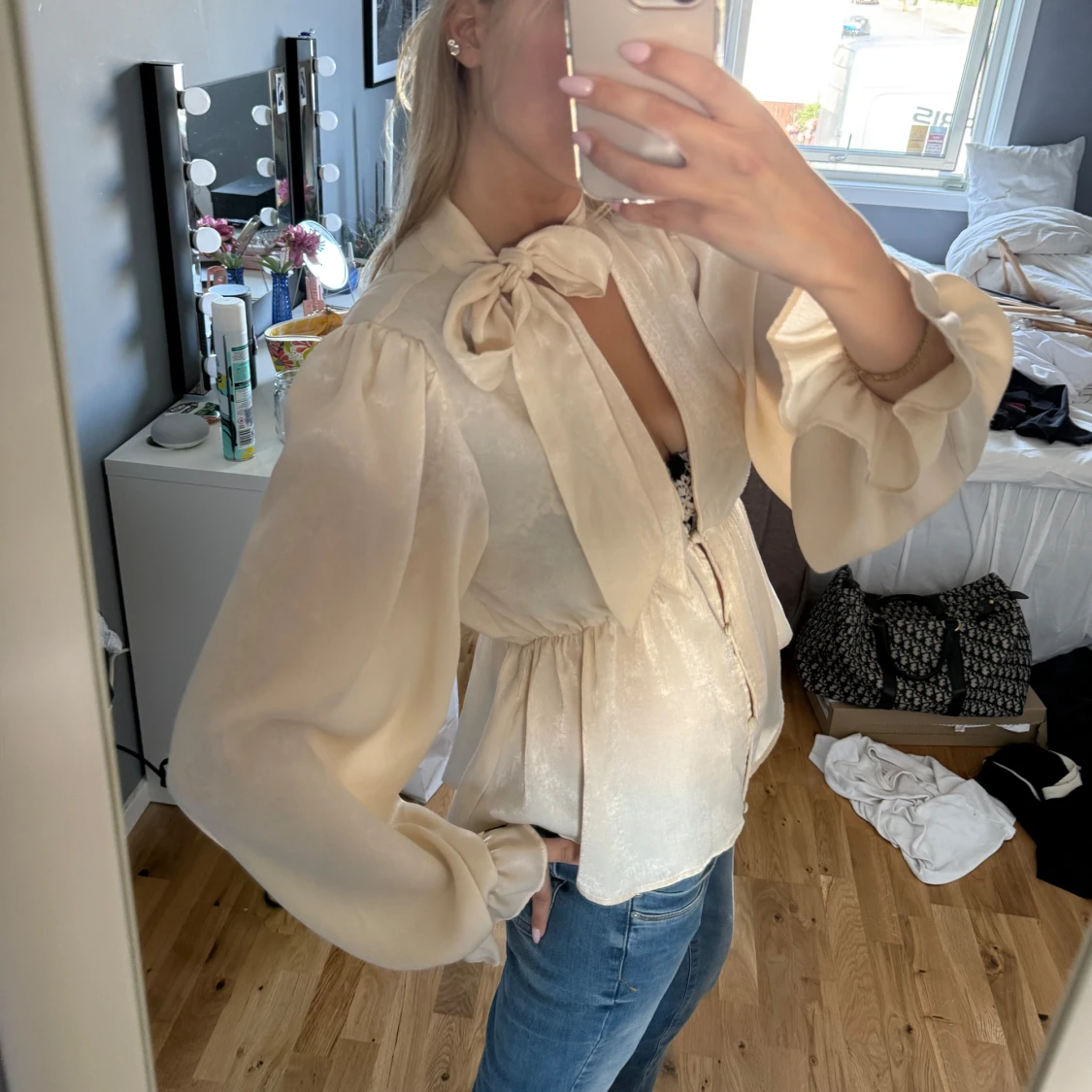 Champagnefärgad blus med rosett - 1