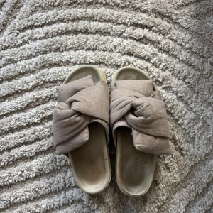 Beige sandaler med knut från Inuikii - Säljer ett par snygga beigea sandaler