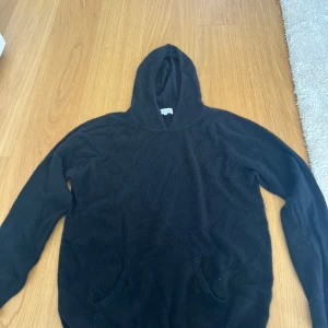 Svart hoodie i kashmir från Davida - Mysig svart hoodie från Davida i lyxig kashmir. Köpt för ca 3000. Pris går att diskutera