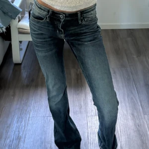 Blå bootcut jeans - Snygga blå jeans från Rock & Republic med bootcut passform.