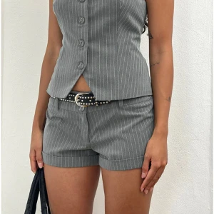 Kostymshorts Motel Rocks - så snygga lågmidjade kostym-shorts från motel rocks! aldrig använda 🫶🏼 storleksguide sista bilden 