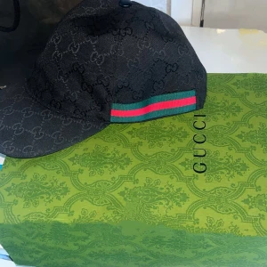 Oanvänd Gucci Keps Svart - Oanvänd Svart Gucci Keps! Den kom med en Box. Gucci kepsen är i 10/10 skick!