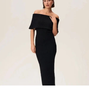 Svart ribbad offshoulder långklänning - Supersnygg svart ribbad långklänning med offshoulder-design. Klänningen är från adoore och har använts 2-3 gånger 
