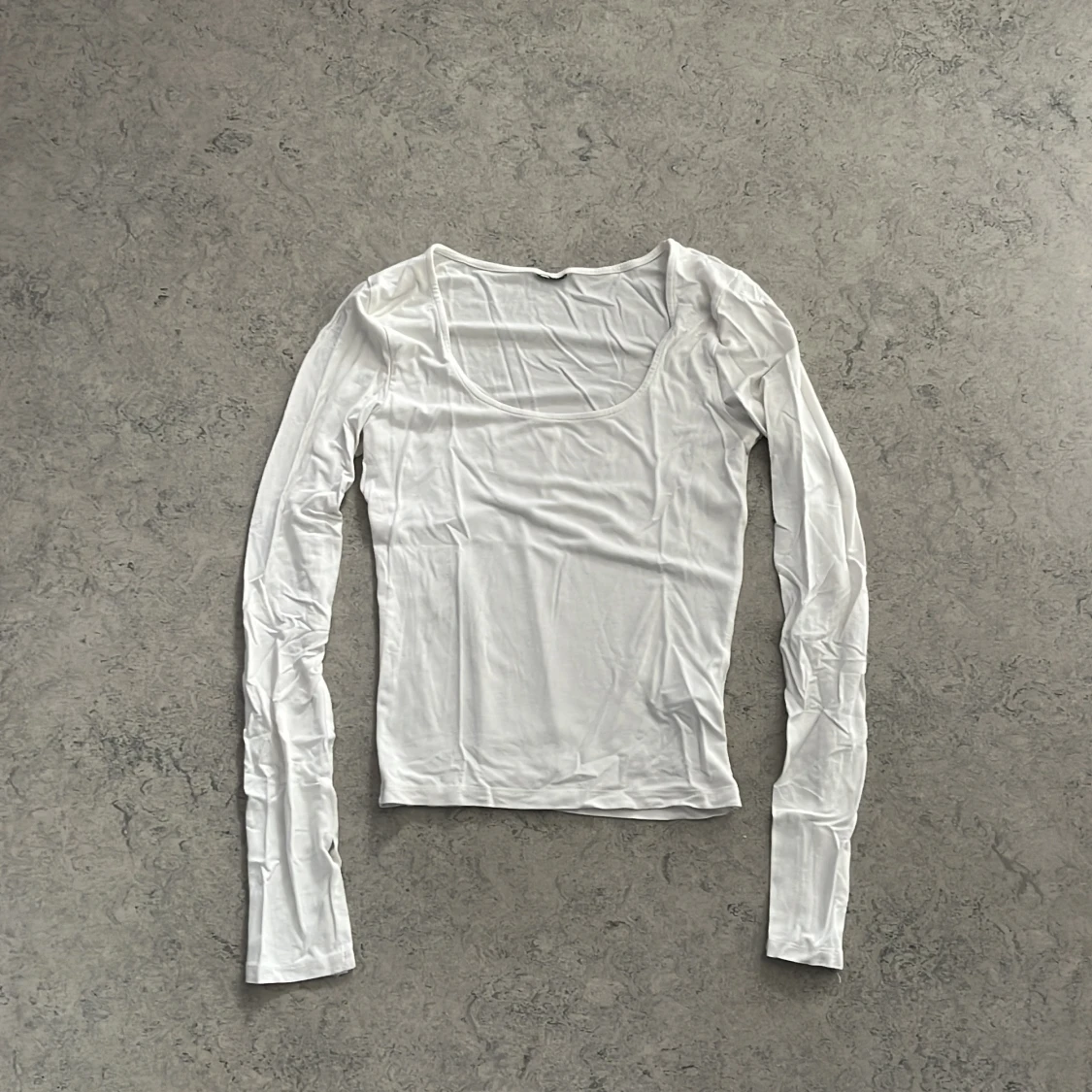 Vit långärmad topp med rund hals