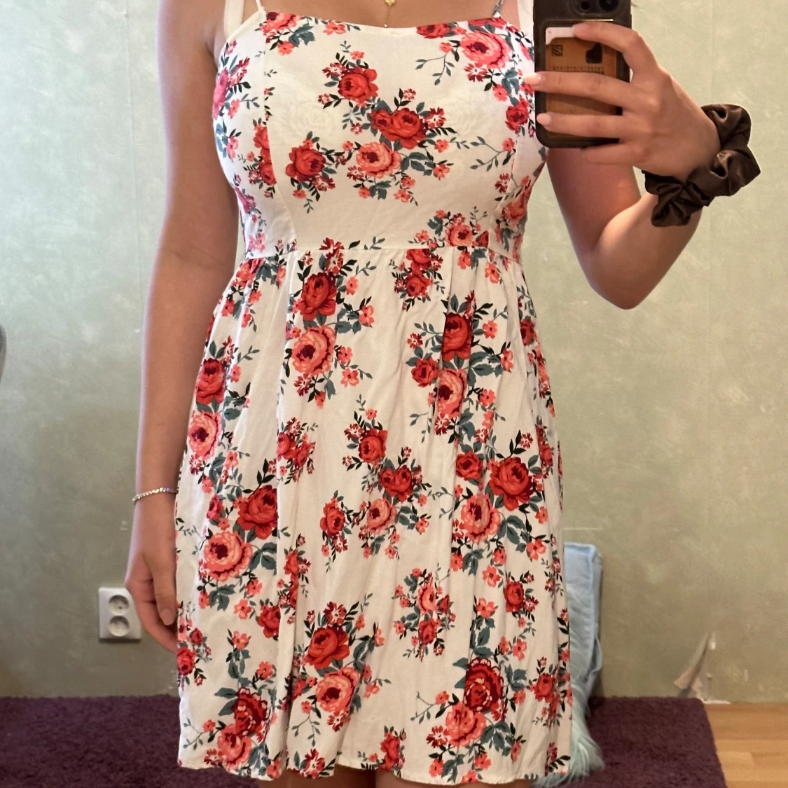 Vit blommig sommarklänning