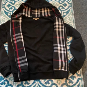 Svart Burberry hoodie  - Svart hoodie ifrån Burberry oanvänd