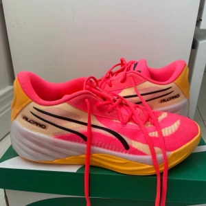 Puma All-Pro Nitro - Sprillans nya basketskor. Storlek: 44. Kontakta mig för mer information eller bilder!😊