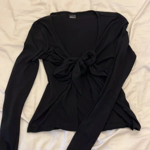 Svart blus  - Säljer en jättesnygg svart blus från gina!! 