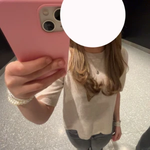 Beige trekvarts, ärmad tröja i bomull ifrån Stockholm LM - Snygg beige trekvarts ärmad tröja. Tillverkad i mjuk bomull, perfekt för en clean och enkel look. Passar till jeans eller kjol och är superenkel att styla med smycken eller accessoarer. 