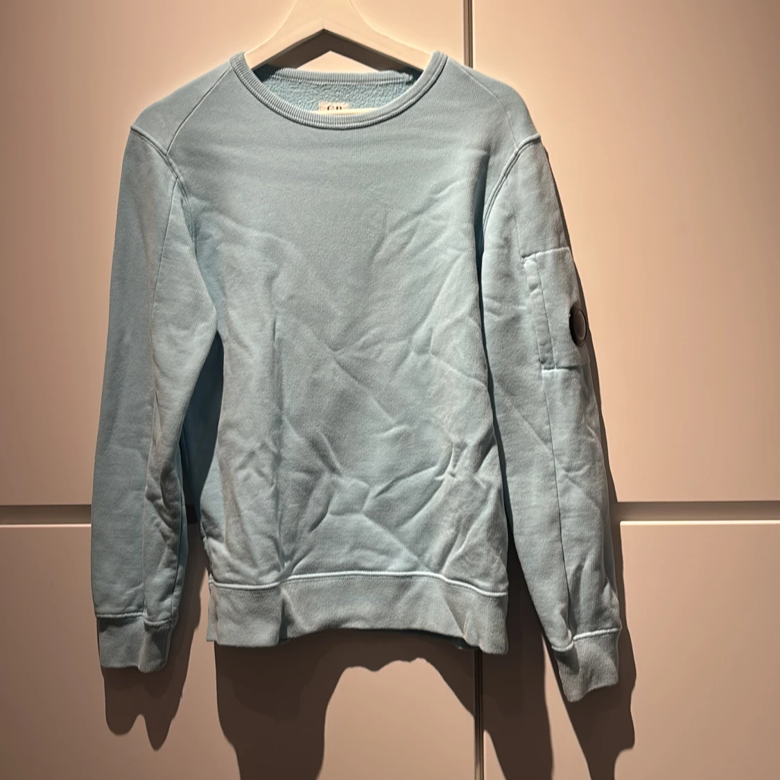 Ljusblå sweatshirt från C.P. Company