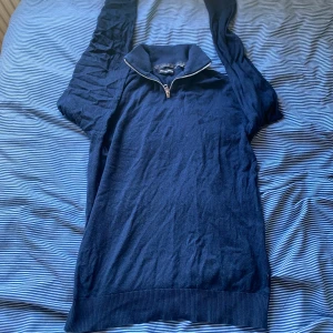 Marinblå half zip tröja Jack & Jones - Snygg marinblå långärmad tröja från Jack & Jones i storlek XS. Tröjan har en hög krage med half zip-dragkedja och är tillverkad i mjuk bomull. Perfekt för lager-på-lager och passar till många olika stilar.